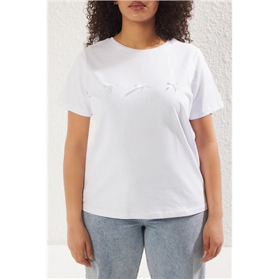 Beyaz Slim Fit Fiyonk Detaylı Crop Boy Büyük Beden Örme T-shirt TBBSS25BF00001
