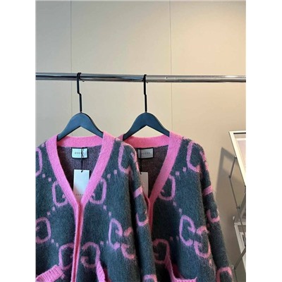 Впереди осень 🍂 время теплых и уютных кардиганов 😍   Один из таких, кардиган Gucc*i 💚  Отличная реплика