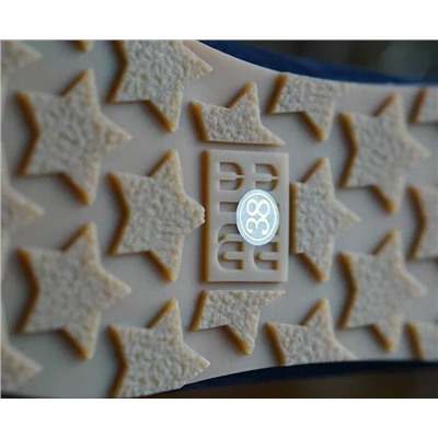 Mi*u Mi*u  👟  модные женские кроссовки в стиле ретро✔️  верхний слой выполнен из матовой коровьей кожи, подошва - износостойкая композитная резина.  Продавец указывает что отшиты из остатков оригинальных тканей✔️
