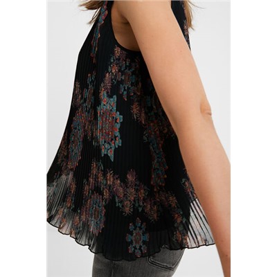 Blusa negra sin mangas plisada