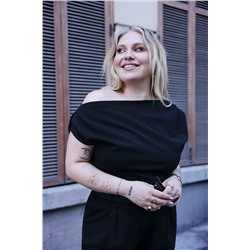 Siyah Büzgü/Drape Detaylı Dökümlü Asimetrik Yaka Örme Bluz TBBSS25AF00119