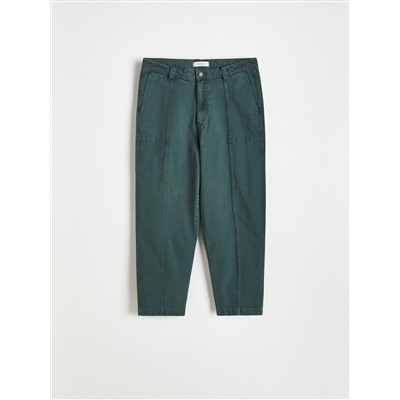 Karottenhose mit Ziernähten