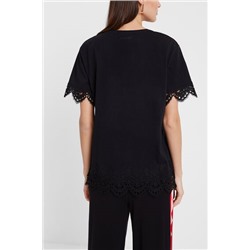 Camiseta con diseño floral y encaje