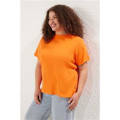 Turuncu Boyfriend Fit Yanda Çıt Çıt Detaylı %100 Pamuk Örme Büyük Beden T-shirt TBBSS24BF00000