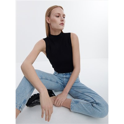 Джинсы mom fit с эффектом потертости