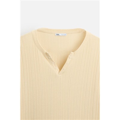 CAMISETA PLISADA CUELLO BOTONES