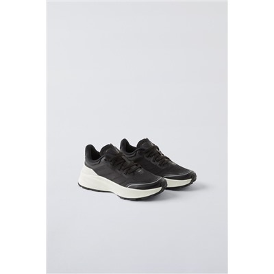 SPORTY SNEAKERS