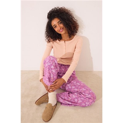 Conjunto de pantalón, camiseta y zapatillas