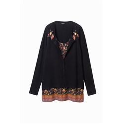 Jersey trampantojo bajo blusa