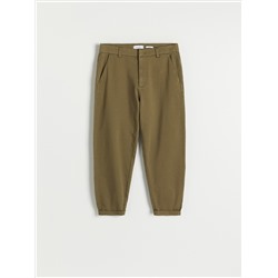 Karottenhose mit schmal zulaufenden Beinen