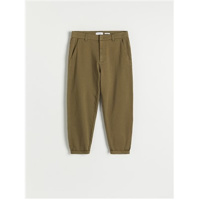 Karottenhose mit schmal zulaufenden Beinen