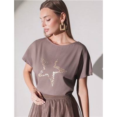 Нарядная футболка с блестящим принтом