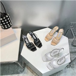 Более открытый вариант босоножек Jimmy Choo   Коллекция: Весна-Лето’24   Материалы: сетка инкрустированная кристаллами Swarovski, стелька из овечьей кожи Высота каблука: 9,5 см