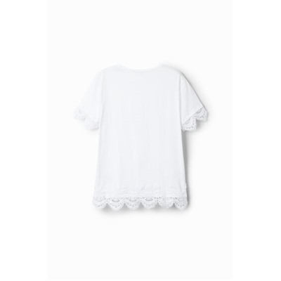 Camiseta con diseño floral y encaje