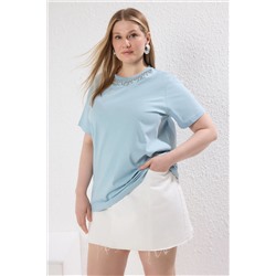 Trendyol Curve Mavi Yakası Taşlı Boyfriend Fit %100 Pamuk Örme Büyük Beden T-shirt TBBSS25BF00021