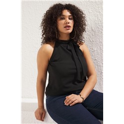 Siyah Halter Yaka Bağlama Detaylı Örme Büyük Beden Bluz TBBSS25AF00007