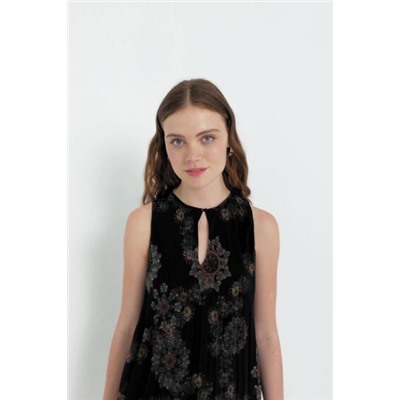 Blusa negra sin mangas plisada