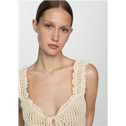 Top calado detalle puntilla