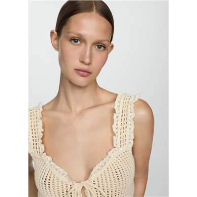 Top calado detalle puntilla
