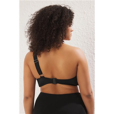 Siyah Tek Omuz Gül Aksesuar Detaylı Büyük Beden Bikini Üstü TBBSS25CT00010