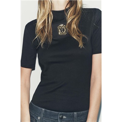BROOCH CLASP T-SHIRT