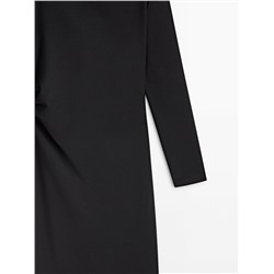 Vestido midi negro frunce lateral