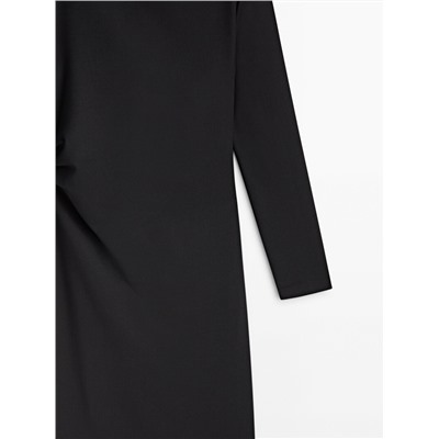 Vestido midi negro frunce lateral