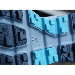 Повседневные дышащие кроссовки, отлично подойдут и для бега. Модель унисекс. Отшиты на фабрике из остатков оригинальных тканей бренда (цена на оф сайте выше 35 тыс) ON