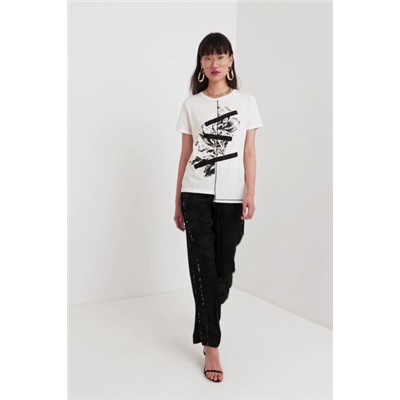 Camiseta con diseño floral y patch