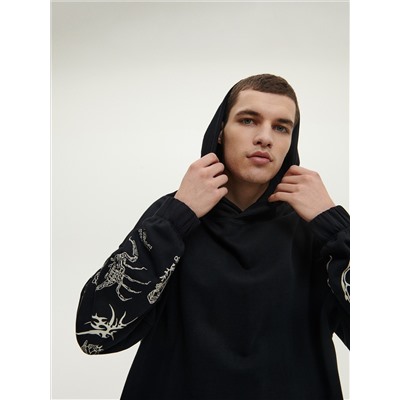 Hoodie mit Druck an den Ärmeln