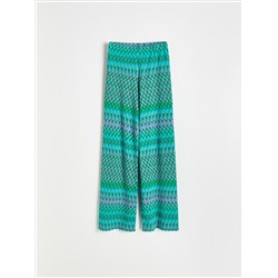 Hose mit originellem Druckmuster