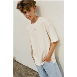 T-SHIRT MIT GESTICKTEM SCHRIFTZUG