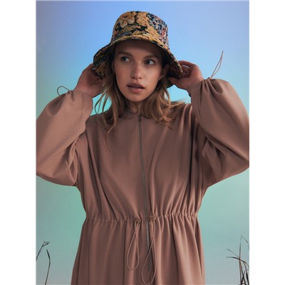 Kleid im sportlichen Stil