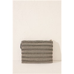 Neceser sobre rafia blanco y negro