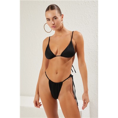 TRENDYOLMİLLA Siyah Üçgen Bağlamalı High Leg Brazilian Bikini Takımı TBESS22BT0046