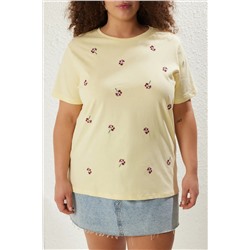 Sarı Boyfriend Çiçek Nakış Detaylı %100 Pamuk Örme Büyük Beden T-shirt TBBSS24BF00029