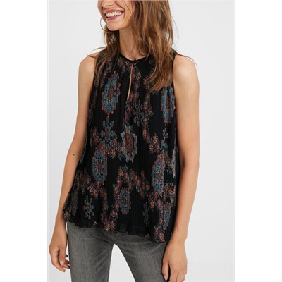 Blusa negra sin mangas plisada