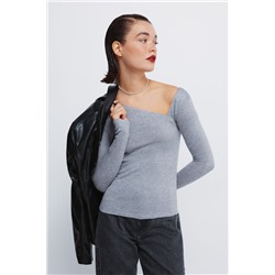 Camiseta escote asimétrico