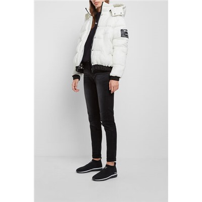 Chaqueta corta acolchada capucha