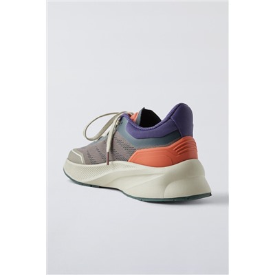 SPORTY SNEAKERS
