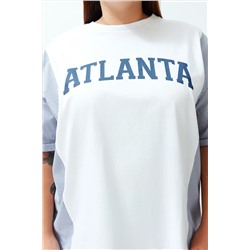 Beyaz Oversize Slogan Baskılı Kolda Çizgili Poplin Detaylı %100 Pamuk Örme T-shirt TBBSS24BF00017