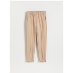 Zigarettenhose mit elastischem Bund