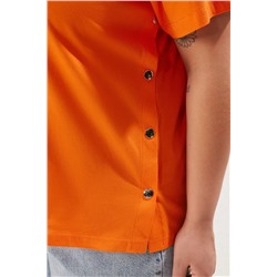 Turuncu Boyfriend Fit Yanda Çıt Çıt Detaylı %100 Pamuk Örme Büyük Beden T-shirt TBBSS24BF00000