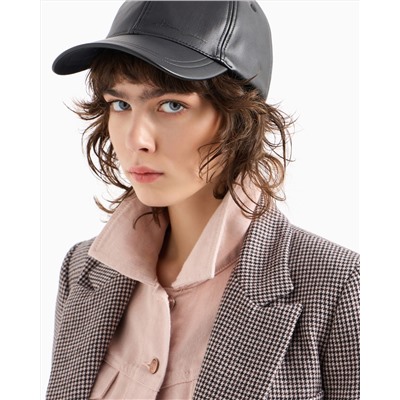 HAT WITH MATT EFFECT VISOR