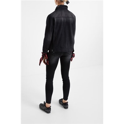 Cazadora denim detalles tachuelas