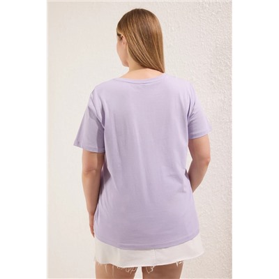 Açık Mor Boyfriend Fiyonk Nakış Detaylı %100 Pamuk Örme Büyük Beden T-shirt TBBSS24BF00029