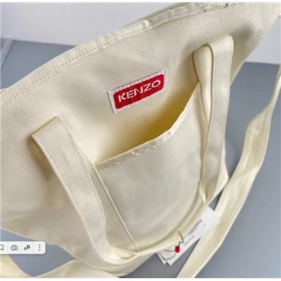 Сумка-тоут Kenz*o с вышивкой на длинном ремешке и двумя короткими ручками. Внутри одно отделение. Закрывается на небольшой карабин.