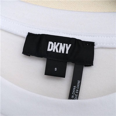 DKN*Y ❤️  экспорт  ✅  женская футболка с абстрактной печатью, похожей на картину нарисованную маслом, на левой груди трехмерный логотип. Цена на оф сайте 69 💵 начало продаж 22.04 в 10:00