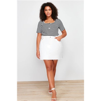 Siyah-Beyaz Çizgili Düğme Detaylı Fitted/ Vücuda Oturan Örme Büyük Beden Bluz TBBSS24AF00023