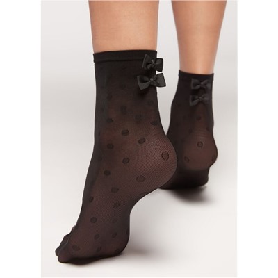 Kurze Socken aus getupftem Tüll mit Schleifen
